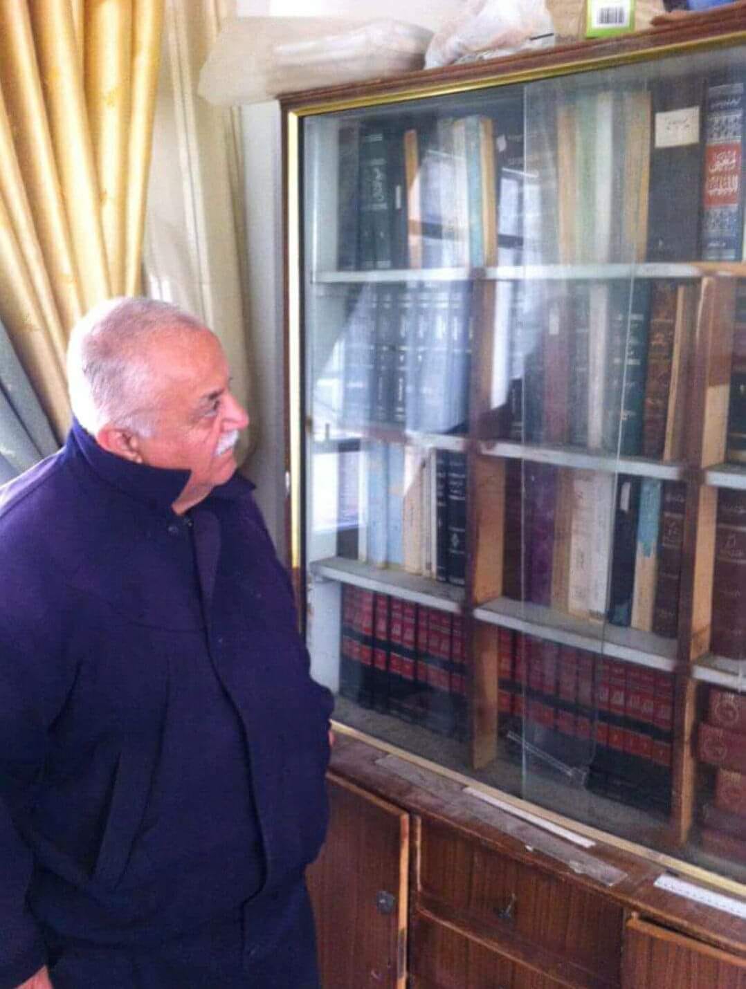 محسن سلامة أمام مكتبته