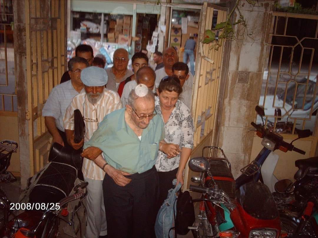 علي الجندي داخلا لمركز ثقافي سلمية لتكريمه 25 آب 2008