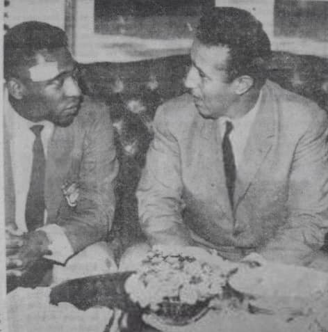 نصر شمالي:  الرئيس أحمد بن بلة (1916-2012).. كما هو معروف، هو المناضل الكبير المتفاني ضد الاستعمار الاستيطاني الفرنسي على مدى عشرات السنين، و أول رئيس للجمهورية الجزائرية بعد التحرير.. و ما قد لا يكون معروفاً للكثيرين هو أن الرئيس بن بلة كان في شبابه من لاعبي كرة القدم المتميزين، المؤهلين للاحتراف.. ففي العام 1937 ساقه الفرنسيون مع غيره من الشباب الجزائري إلى التجنيد والخدمة الإلزامية في فرنسا، وبما أنه لاعب كرة قدم في بلدته مغنية في الجزائر فقد تواصل مع نادي أولمبيك مرسيليا وانخرط في نشاطاته الرياضية.. وفي العام 1939، في الدوري الفرنسي، لعب بن بلة في فريق أولمبيك مرسيليا وسجل هدفاً لصالحه.. وحين انتهت خدمته العسكرية عرض النادي عليه عقداً احترافياً والبقاء في فرنسا، لكنه اعتذر وعاد إلى وطنه الجزائر.. وفي الذكرى المئوية لميلاده أصدر النادي الفرنسي الطابع التذكاري الذي يحمل صورة "الرئيس الهداف".. والصورة الثالثة تجمع الرئيس بن بلة مع اللاعب البرازيلي بيليه في الجزائر عام 1965 حيث لعب الفريق البرازيلي مع الفريق الجزائري الذي كان قد تأسس حديثاً بتوجيه ورعاية الرئيس بن بلة.. وفي الصورة الرابعة، الرئيس بن بلة وقرينته.. وفي الصورة الخامسة كان لي شرف الاجتماع به في الدار البيضاء في المغرب (عام 2000؟) أثناء حضورنا دورة للموتمر القومي العربي.. و اليوم 10 نيسان/إبريل يصادف ذكرى رحيله، رحمه الله وله الذكر الطيب دائماً.&nbsp;