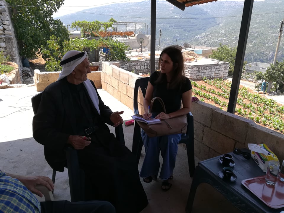 الزميلة رفاه نيّوف مع مختار قرية الشندخة عيسى نعوس أبو نايف الزميلة رفاه نيّوف مع مختار قرية الشندخة عيسى نعوس أبو نايف