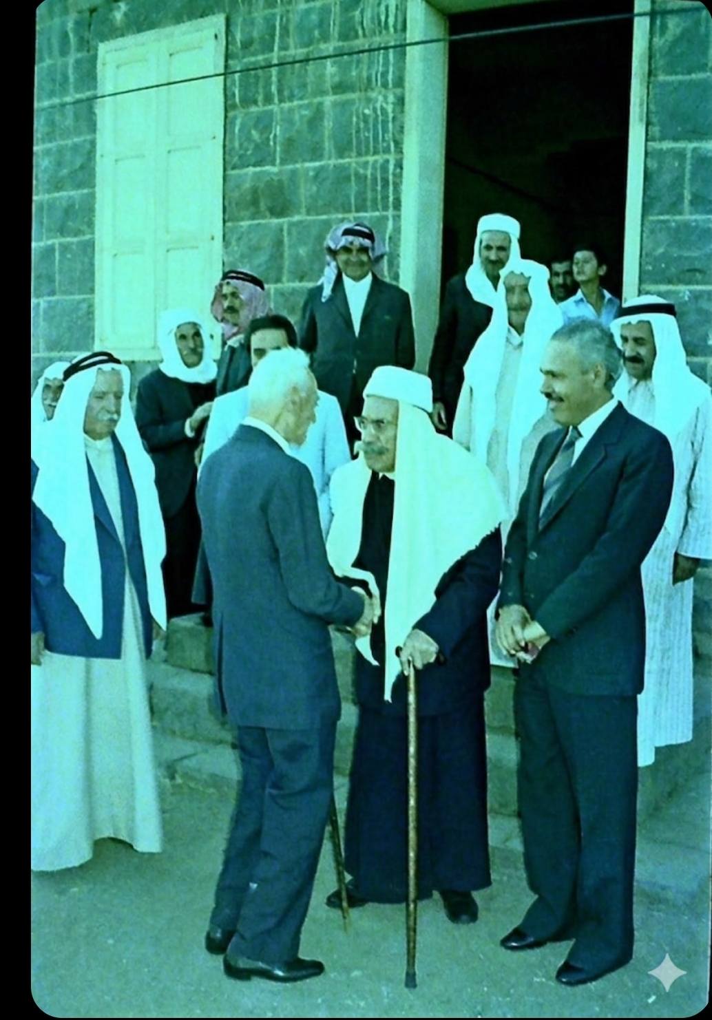 سلطان باشا مستقبلا الشاعر القروي امام مضافته 1980
