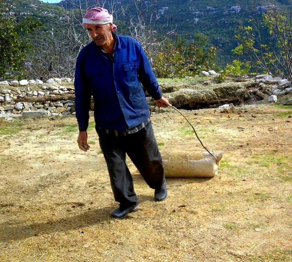 عجوز يدحل سطح بيته القديم بالمعرجليني
