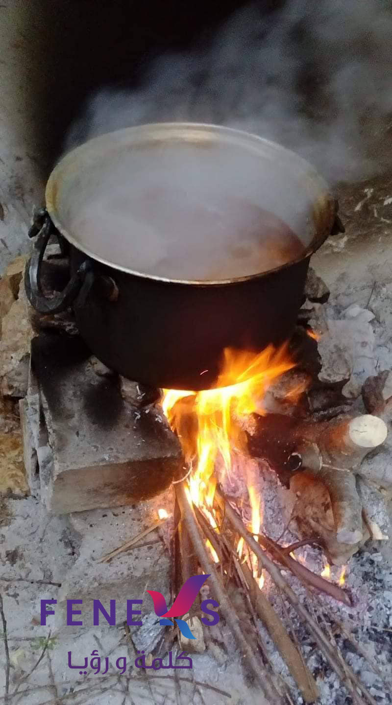 غلي دبس الرمان على الحطب
