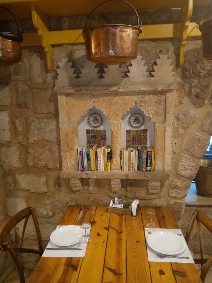مكتبة في مطعم الساحة مكتبة في مطعم الساحة