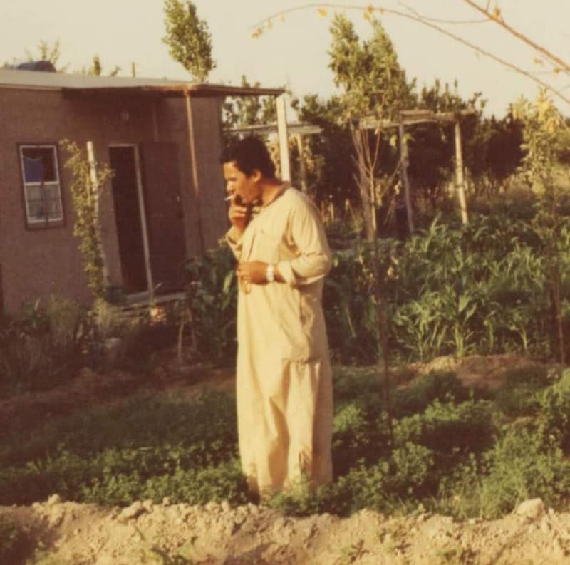 نصر شمالي في مزرعته مطلع ثمانينات القرن الماضي