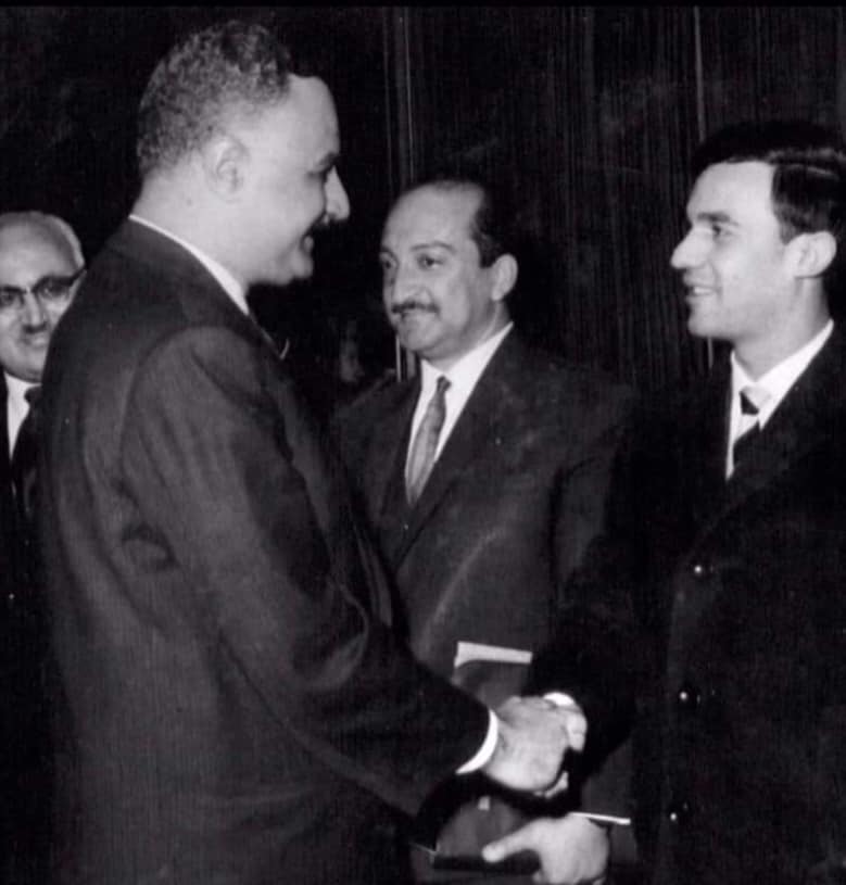 نصر شمالي يصافح عبد الناصر نصر شمالي مع جمال عبد الناصر